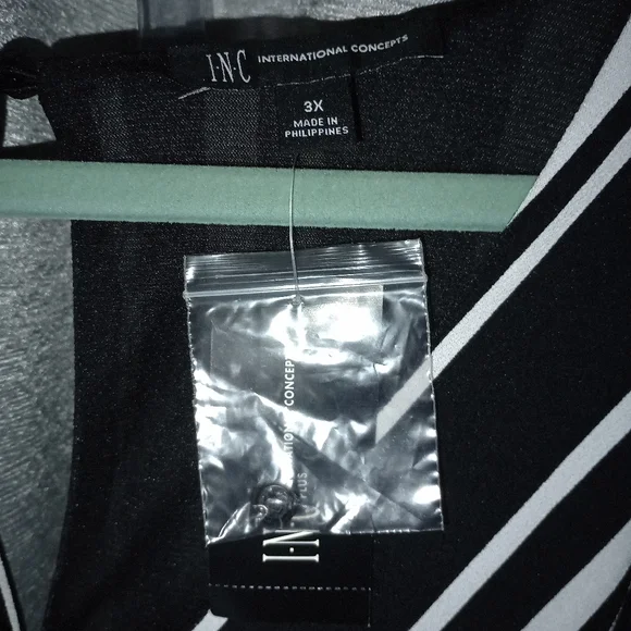 New Sleeveless Jumpsuit - Picture 3 of 5